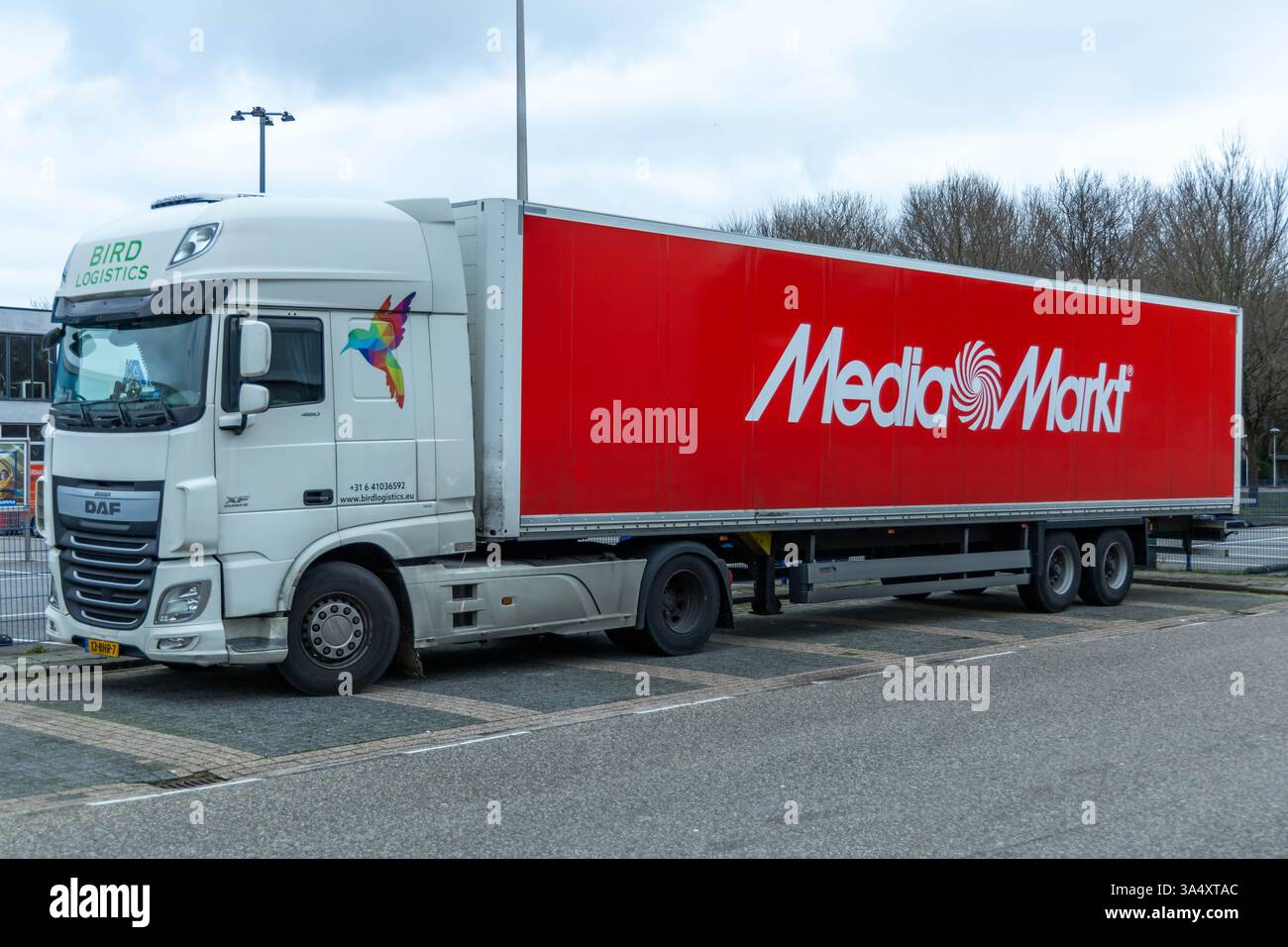 MediaMarkt Logo auf einem Lkw: Media Markt ist ein Geschäft für Haushaltsgeräte und Elektronik. Stockfoto