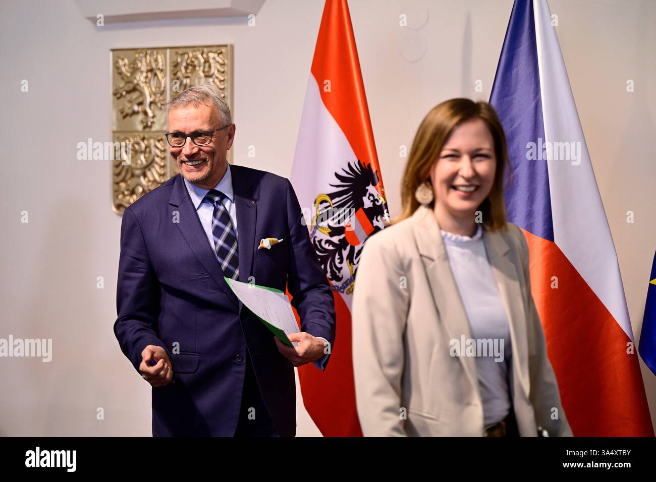 Prag, Tschechische Republik. März 2025. Der Minister für europäische Angelegenheiten Martin Dvorak (links) trifft die österreichische Ministerin für Europa, Integration und Familie Claudia Plakolm, um die Reaktionen der Ukraine und der EU-Mitgliedstaaten auf die aktuellen Entwicklungen, einschließlich Verhandlungen, Unterstützung der Ukraine, Rüstungs- und Sicherheitsgarantien, im Prager Palast Hrzan am 20. März 2025 zu erörtern. Quelle: Roman Vondrous/CTK Photo/Alamy Live News Stockfoto