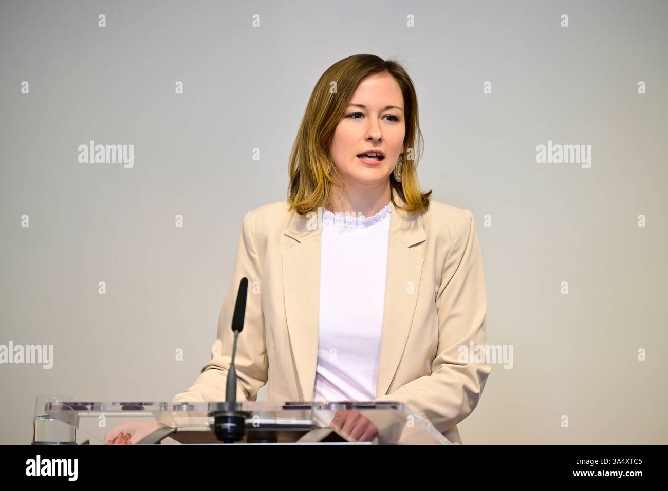 Prag, Tschechische Republik. März 2025. Der Minister für europäische Angelegenheiten Martin Dvorak (nicht gesehen) trifft die österreichische Ministerin für Europa, Integration und Familie Claudia Plakolm, um die Reaktionen der Ukraine und der EU-Mitgliedstaaten auf die aktuellen Entwicklungen, einschließlich Verhandlungen, Unterstützung der Ukraine, Rüstungs- und Sicherheitsgarantien, im Prager Palast Hrzan am 20. März 2025 zu erörtern. Quelle: Roman Vondrous/CTK Photo/Alamy Live News Stockfoto