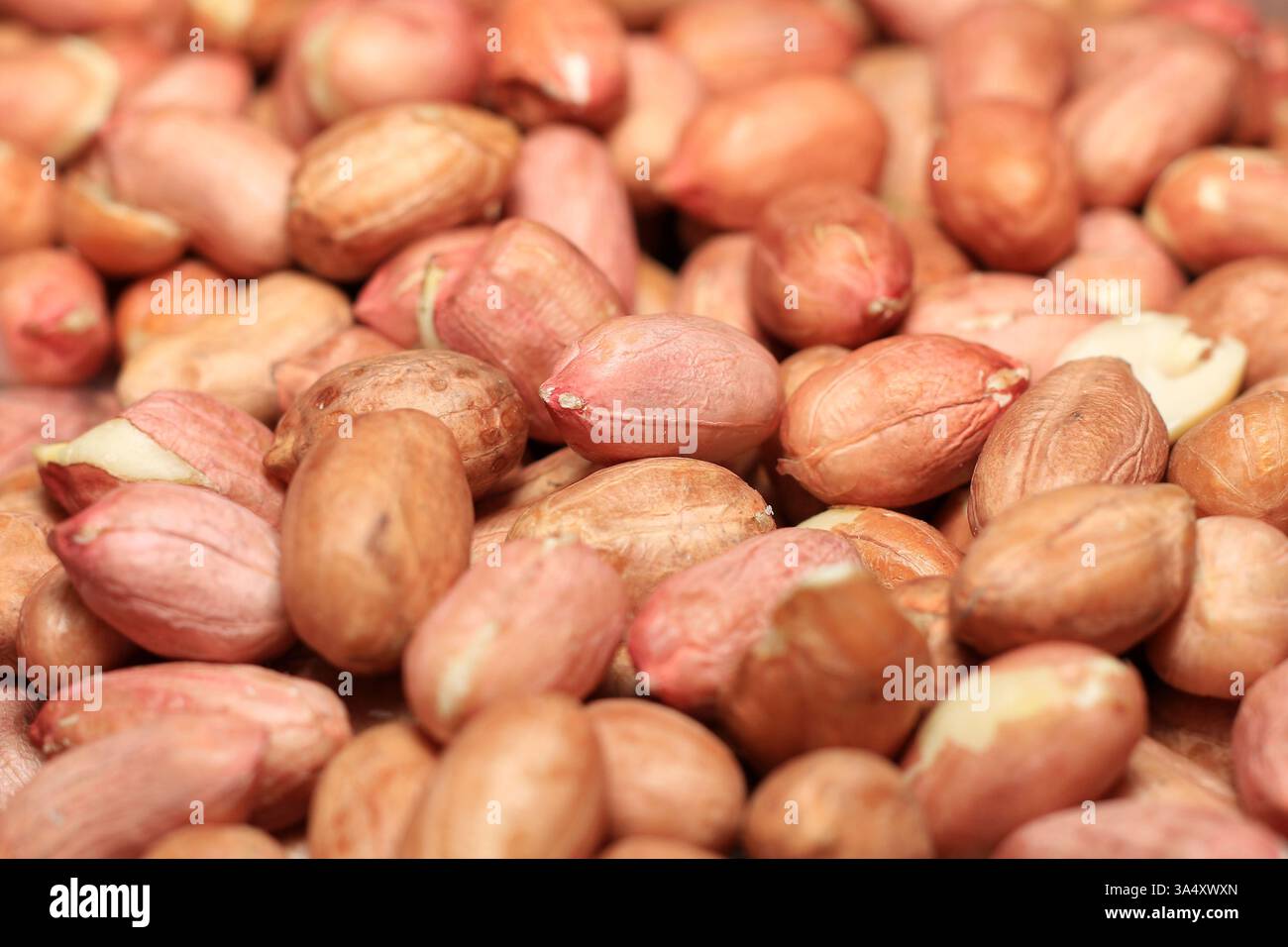 Ein Hintergrund aus frischen, rohen Erdnüssen. Stockfoto