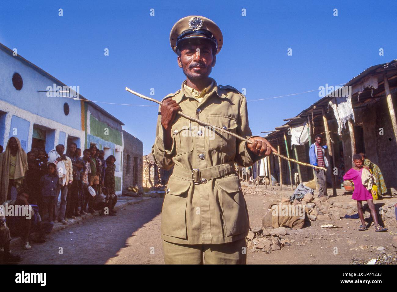 Äthiopien, Tigray; Gemeindepolizist in einem Slum von Mekelle mit Schlagstock. Stockfoto
