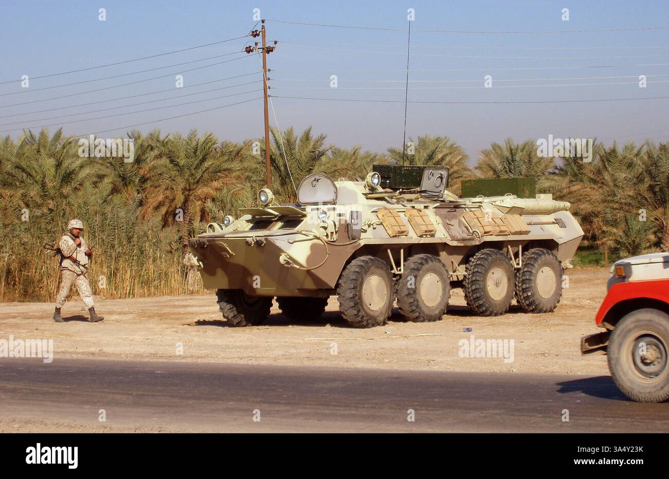 23. November 2003 Ein ukrainischer Soldat der 5. Mechanisierten Brigade nähert sich seinem BTR-80 APC nahe Al Kut im südlichen Irak. Stockfoto