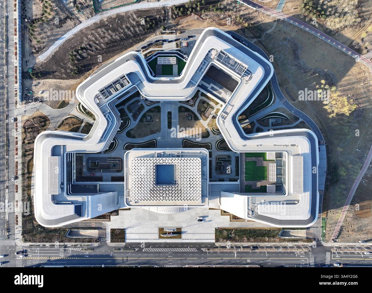 (250320) -- PEKING, 20. März 2025 (Xinhua) -- ein Luftdrohnenfoto vom 19. März 2025 zeigt den Hauptsitz der China Satellite Network Group Co., Ltd., das erste zentral verwaltete Staatsunternehmen, das in Xiong'an New Area in der nordchinesischen Provinz Hebei Fuß gesetzt hat. (Xinhua/Mu Yu) Stockfoto