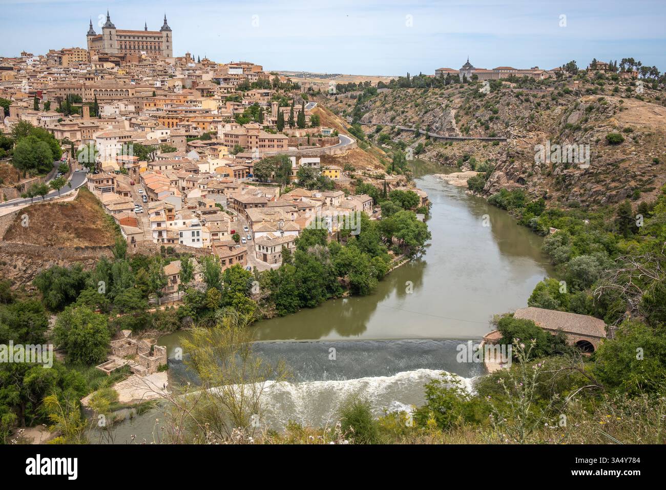 Wunderschöner Aussichtspunkt auf die mittelalterliche Stadt Toledo und den Fluss Tejo. Stadtbild der historischen UNESCO-Stadt in der Gemeinde Spanien. Stockfoto