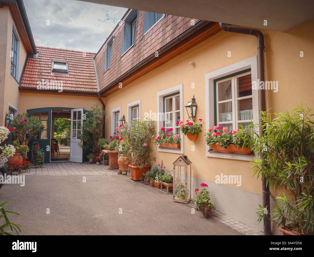 Perchtoldsdorf, Österreich - 22. JULI 2023. Historische Altstadt mit befestigtem Turm, erbaut im 15. Und 16. Jahrhundert. Stadt Perchtoldsdorf, Landkreis Moedling, Niederösterreich. Stockfoto