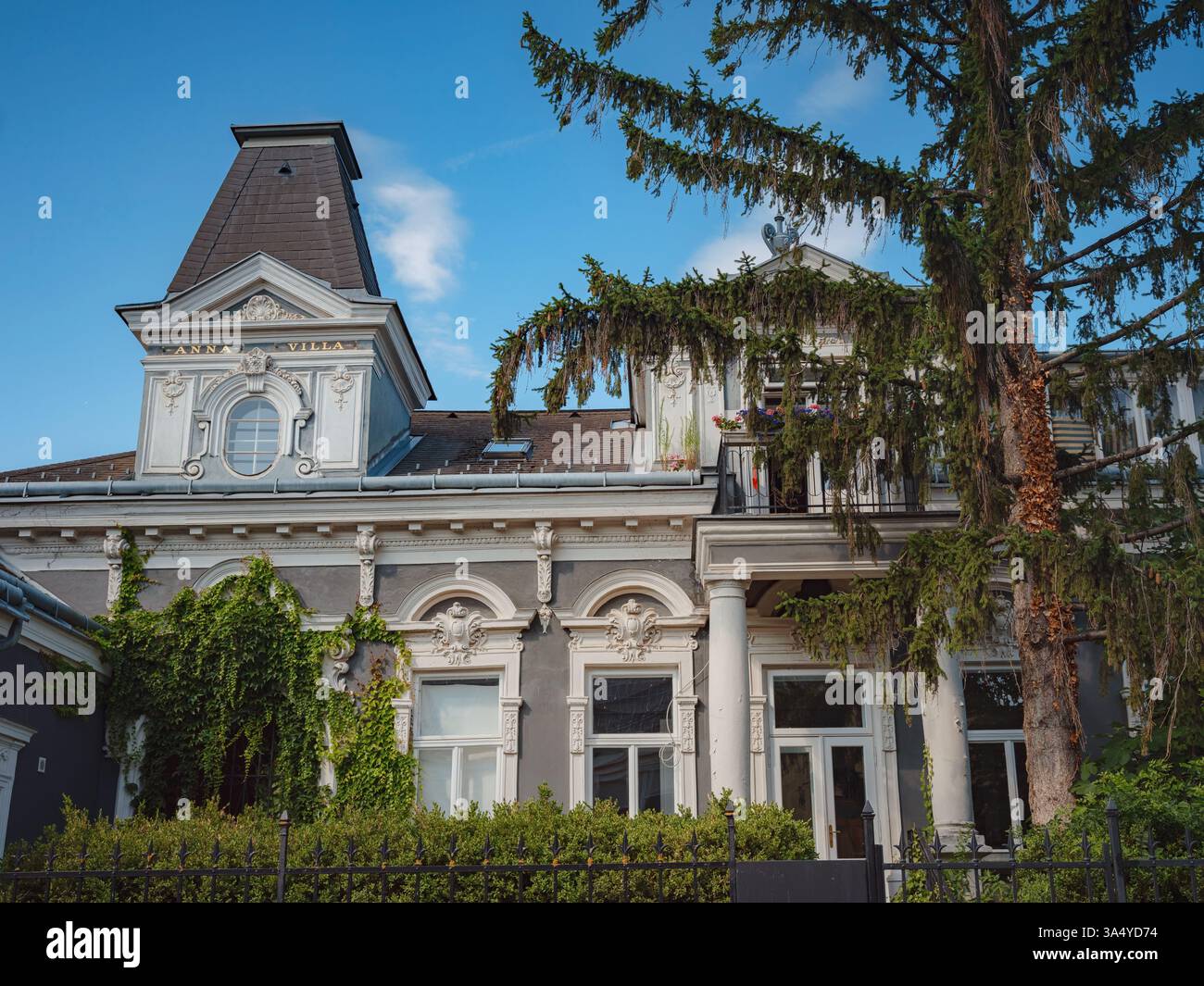 Perchtoldsdorf, Österreich - 22. JULI 2023. Historische Altstadt mit befestigtem Turm, erbaut im 15. Und 16. Jahrhundert. Stadt Perchtoldsdorf, Landkreis Moedling, Niederösterreich. Stockfoto
