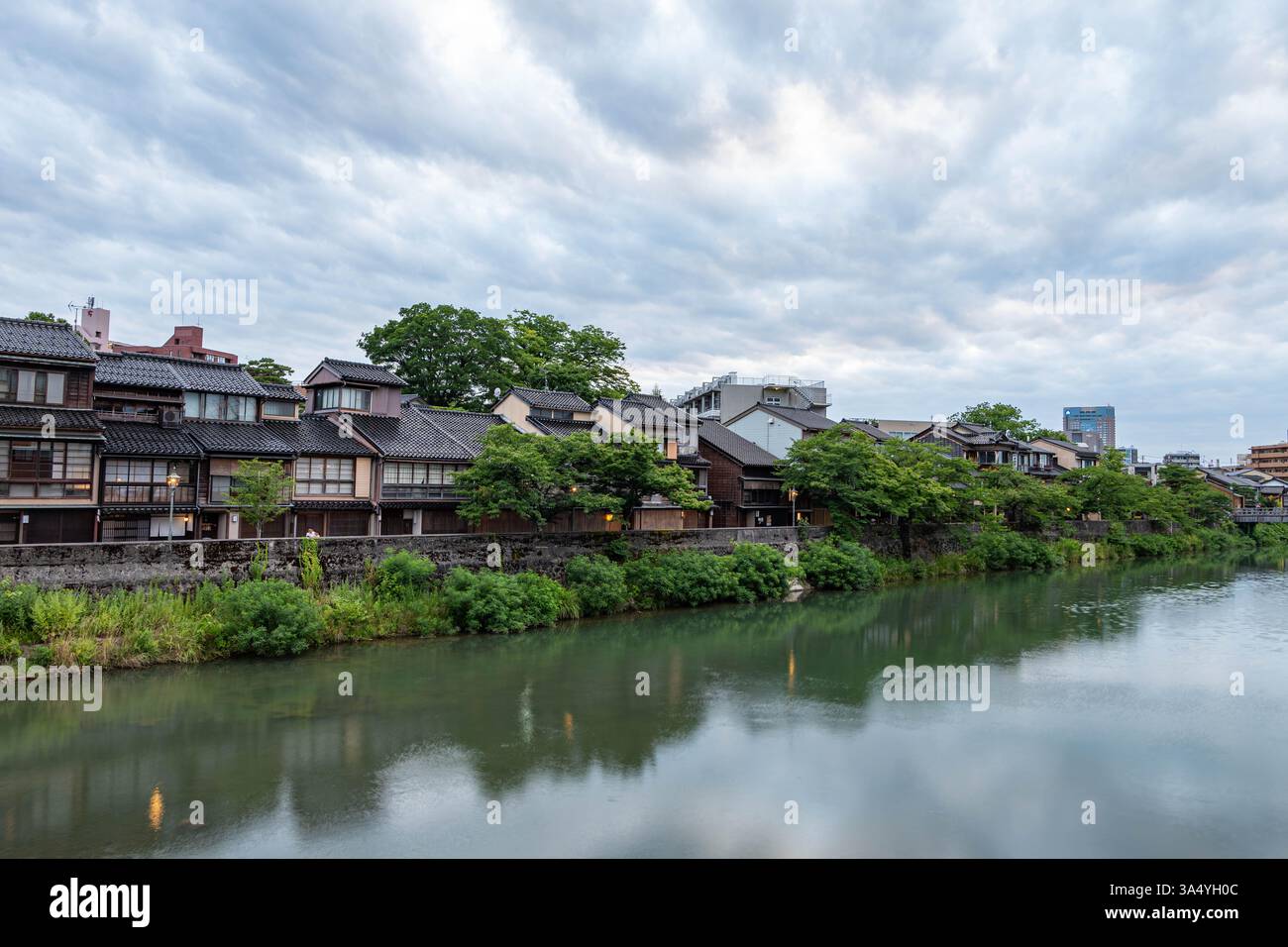 Kanazawa, Japan - 07.07.2024: Alte Holzhäuser in Kanazawa, Bezirk Higashiyama Stockfoto