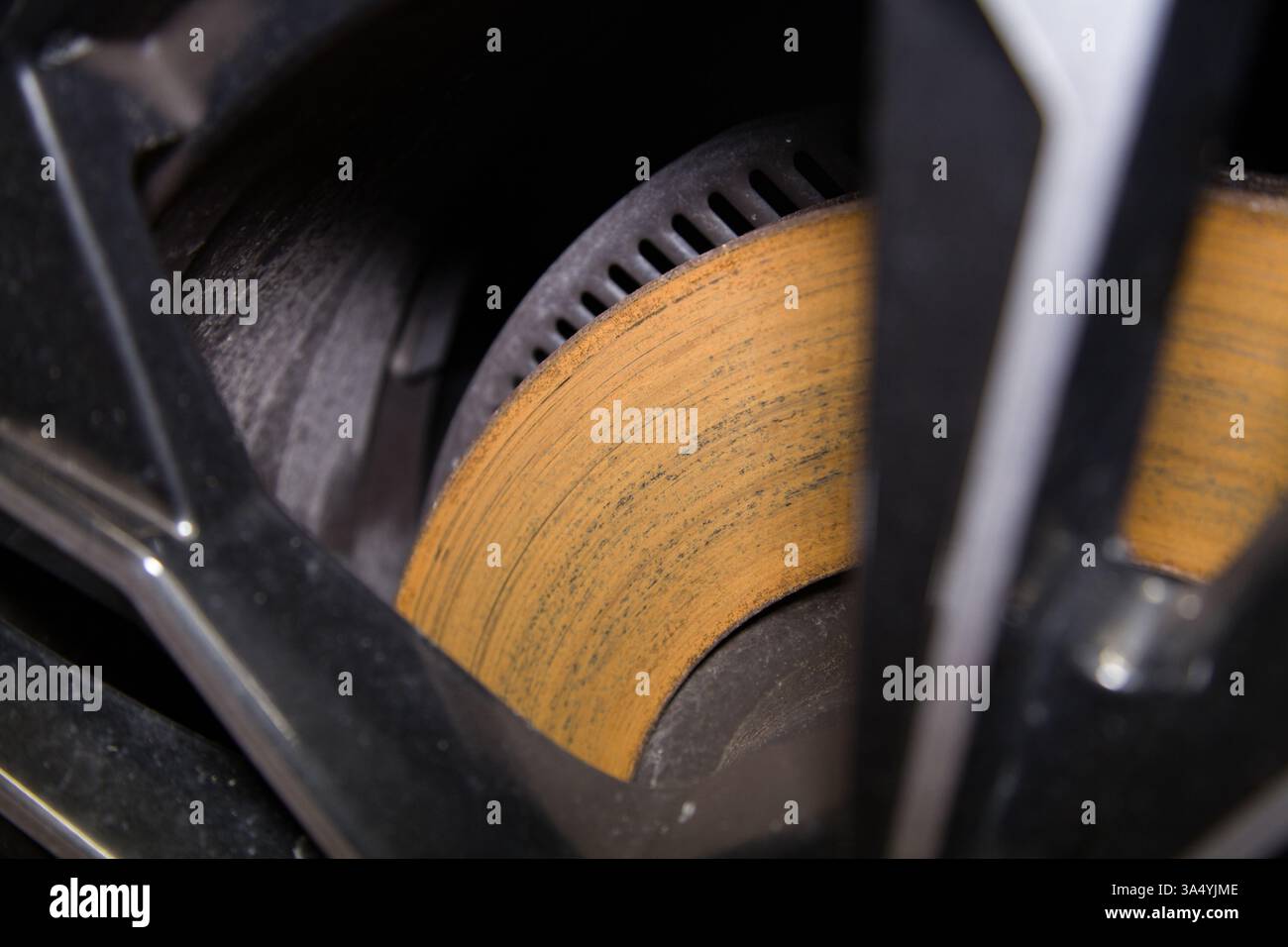 Die Textur einer stark verrosteten Autobremsscheibe Stockfoto