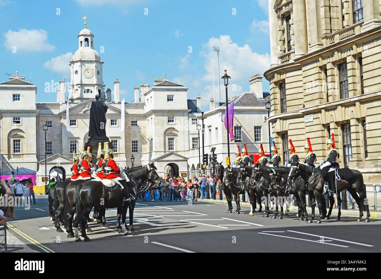 Soldaten und Pferde des Red Life Guards Regiment Changing Guard Zeremonie gegen Blues & Royals-Truppen, beide Haushalts-Kavallerie in London, Großbritannien Stockfoto