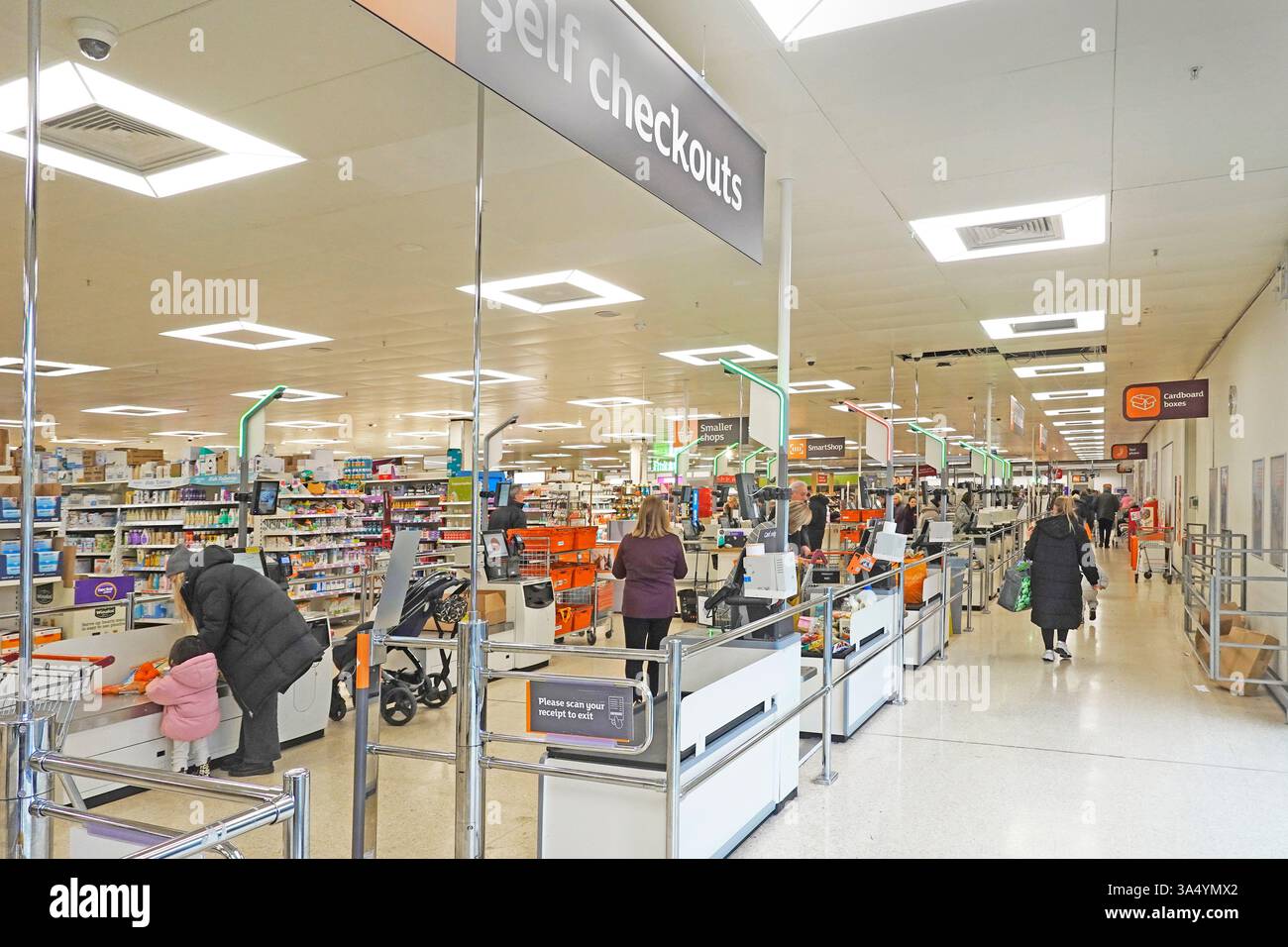 Sainsburys Supermarkt Einzelhandel Geschäft Innenansicht der Kassen zur Selbstkasse für Kunden Hinweis auf Anti-Shoplifter-Ausstiegstor-Schild Essex England UK Stockfoto