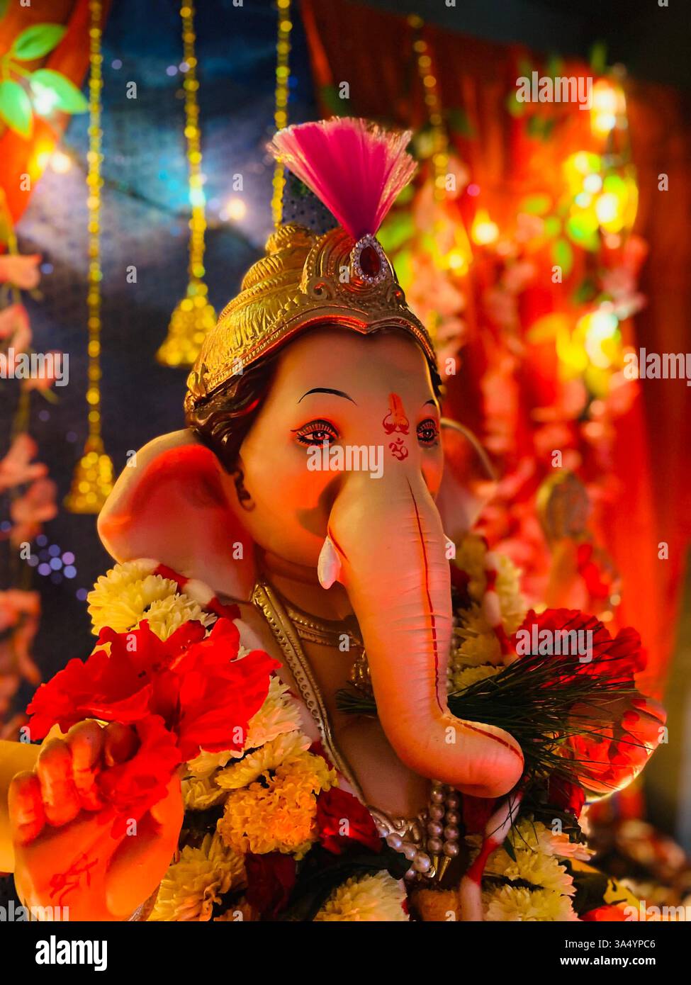 Die göttliche Energie von ganesha zu empfangen. - Smartphone-aufgenommenes Stockfoto Die göttliche Energie von ganesha zu empfangen. - Smartphone-aufgenommenes Stockfoto