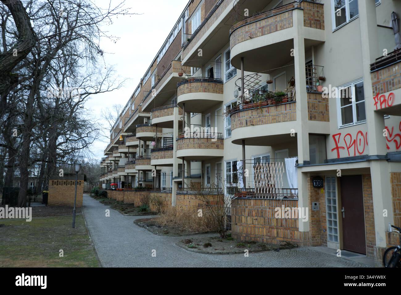 Seimensstadt in Berlin Charlottenburg 2025 umfasst ikonische Sozialwohnungen 1929–34, die von Architekten unter anderem Walter Gropius entworfen wurden. Stockfoto