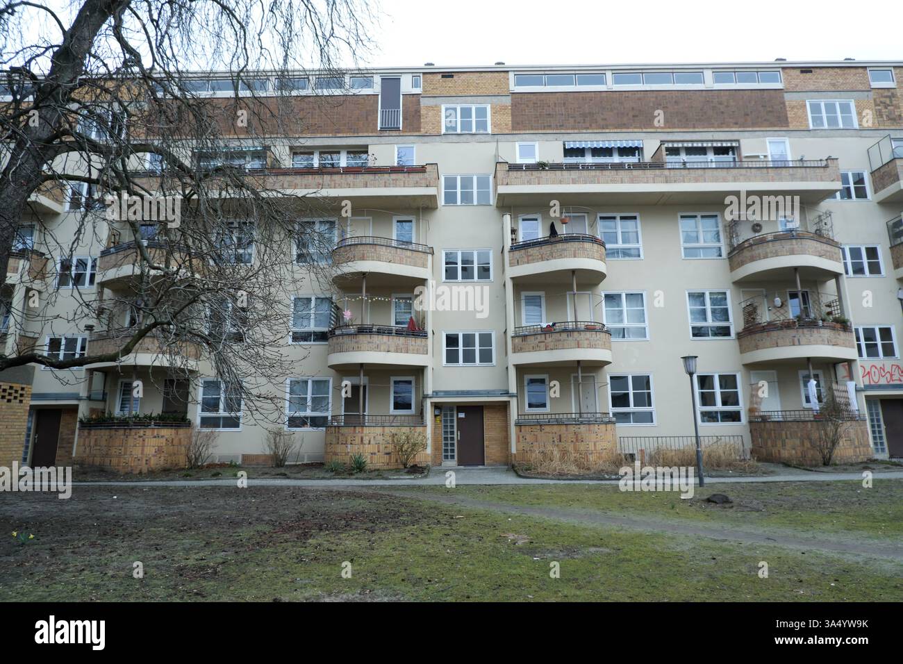 Seimensstadt in Berlin Charlottenburg 2025 umfasst ikonische Sozialwohnungen 1929–34, die von Architekten unter anderem Walter Gropius entworfen wurden. Stockfoto