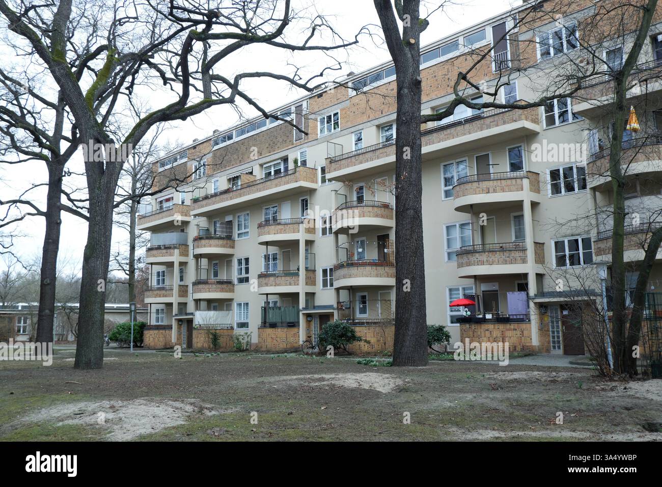Seimensstadt in Berlin Charlottenburg 2025 umfasst ikonische Sozialwohnungen 1929–34, die von Architekten unter anderem Walter Gropius entworfen wurden. Stockfoto