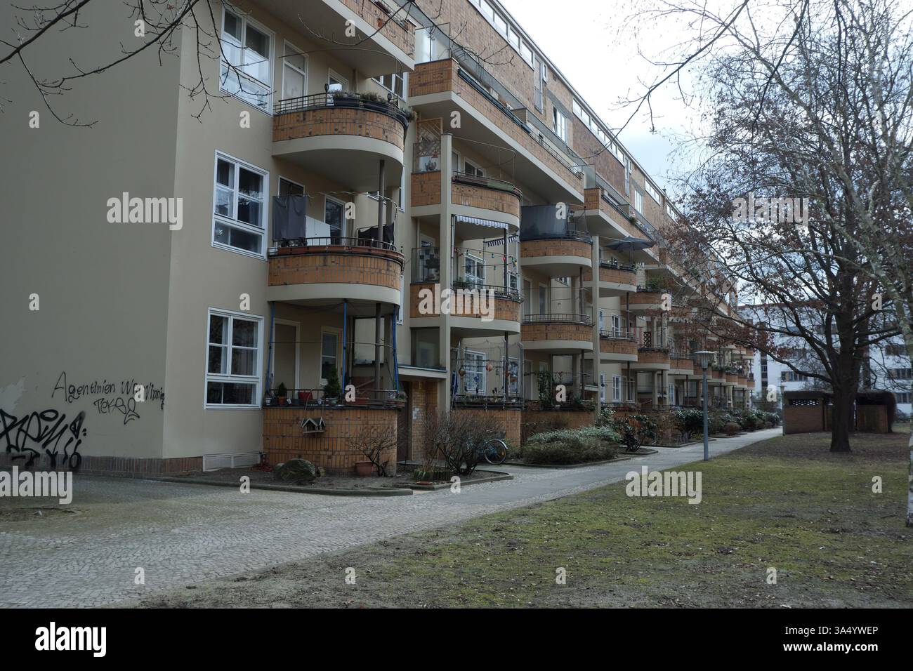 Seimensstadt in Berlin Charlottenburg 2025 umfasst ikonische Sozialwohnungen 1929–34, die von Architekten unter anderem Walter Gropius entworfen wurden. Stockfoto