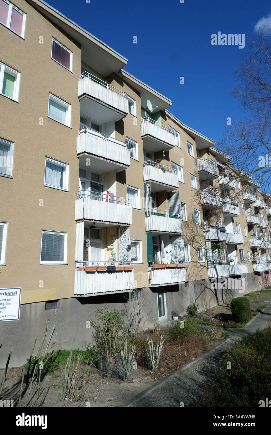 Seimensstadt in Berlin Charlottenburg 2025 umfasst ikonische Sozialwohnungen 1929–34, die von Architekten unter anderem Walter Gropius entworfen wurden. Stockfoto