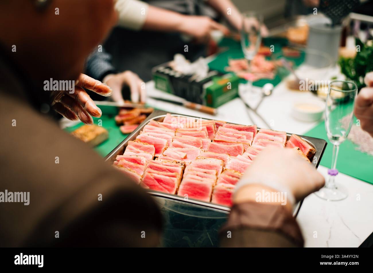 Selten geröstete Thunfischsteaks aus nächster Nähe Stockfoto
