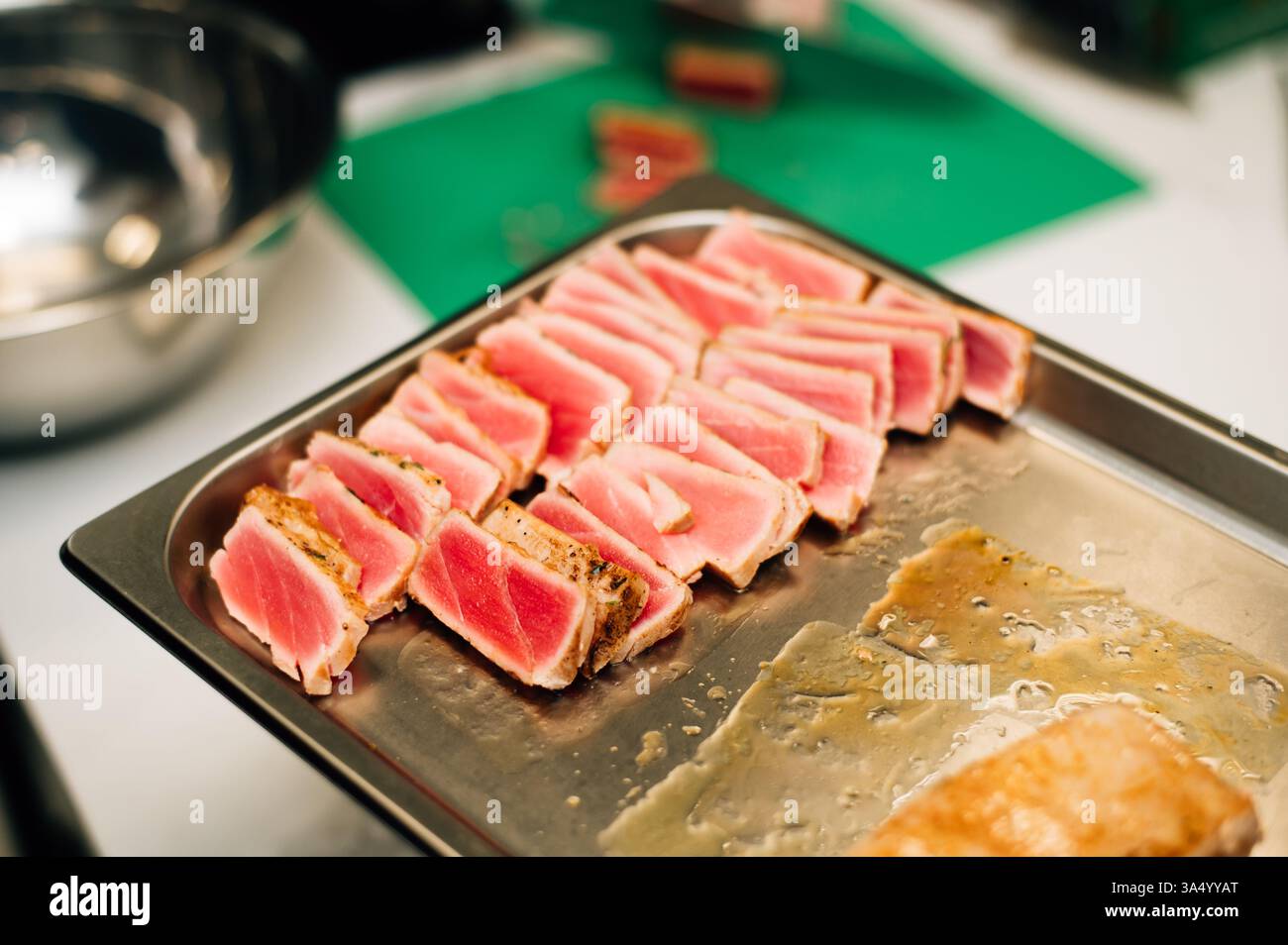 Selten geröstete Thunfischsteaks aus nächster Nähe Stockfoto