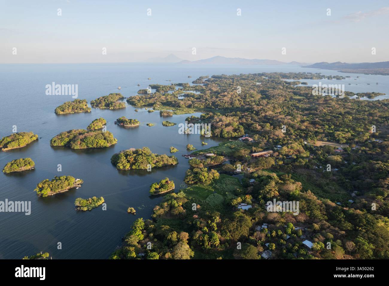 Tropisches Reiseziel in Nicaragua mit Vulkanhintergrund aus der Vogelperspektive Stockfoto