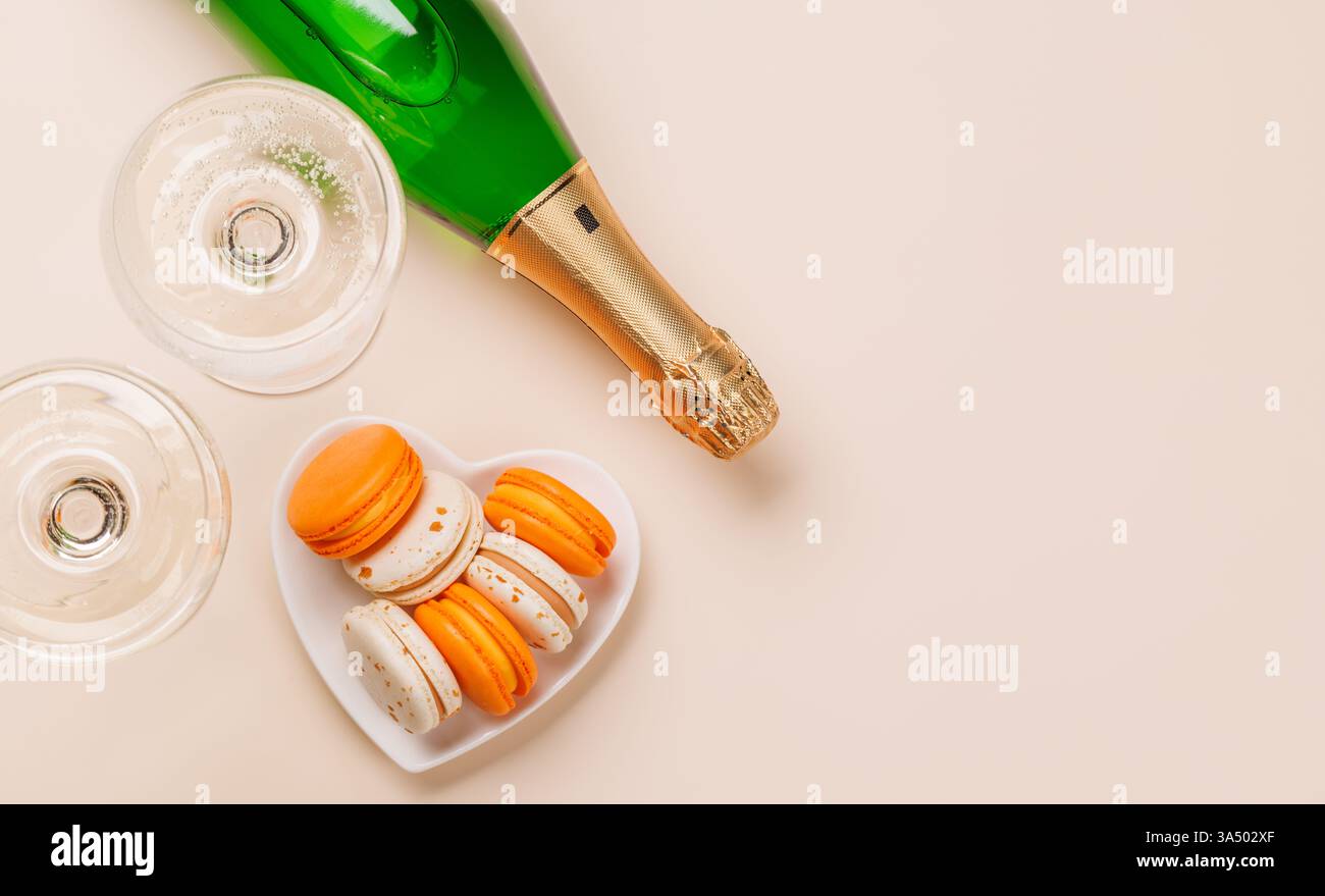 Eine luxuriöse Kombination aus Champagner und zarten Makronen, die eine elegante und verwöhnende Gaumenfreude schaffen. Perfekt für Feiern, besondere Anlässe und gou Stockfoto