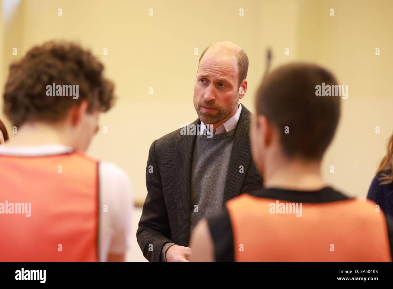 Der Prinz von Wales nimmt an Basketballübungen mit ukrainischen Schülern Teil, während eines Besuchs der Freiheitsschule in Tallinn, die vom Ministerium für Bildung und Forschung Estlands im Mai 2022 gegründet wurde, um auf den Krieg in der Ukraine zu reagieren, am ersten Tag seines Besuchs in Estland. Bilddatum: Donnerstag, 20. März 2025. Stockfoto