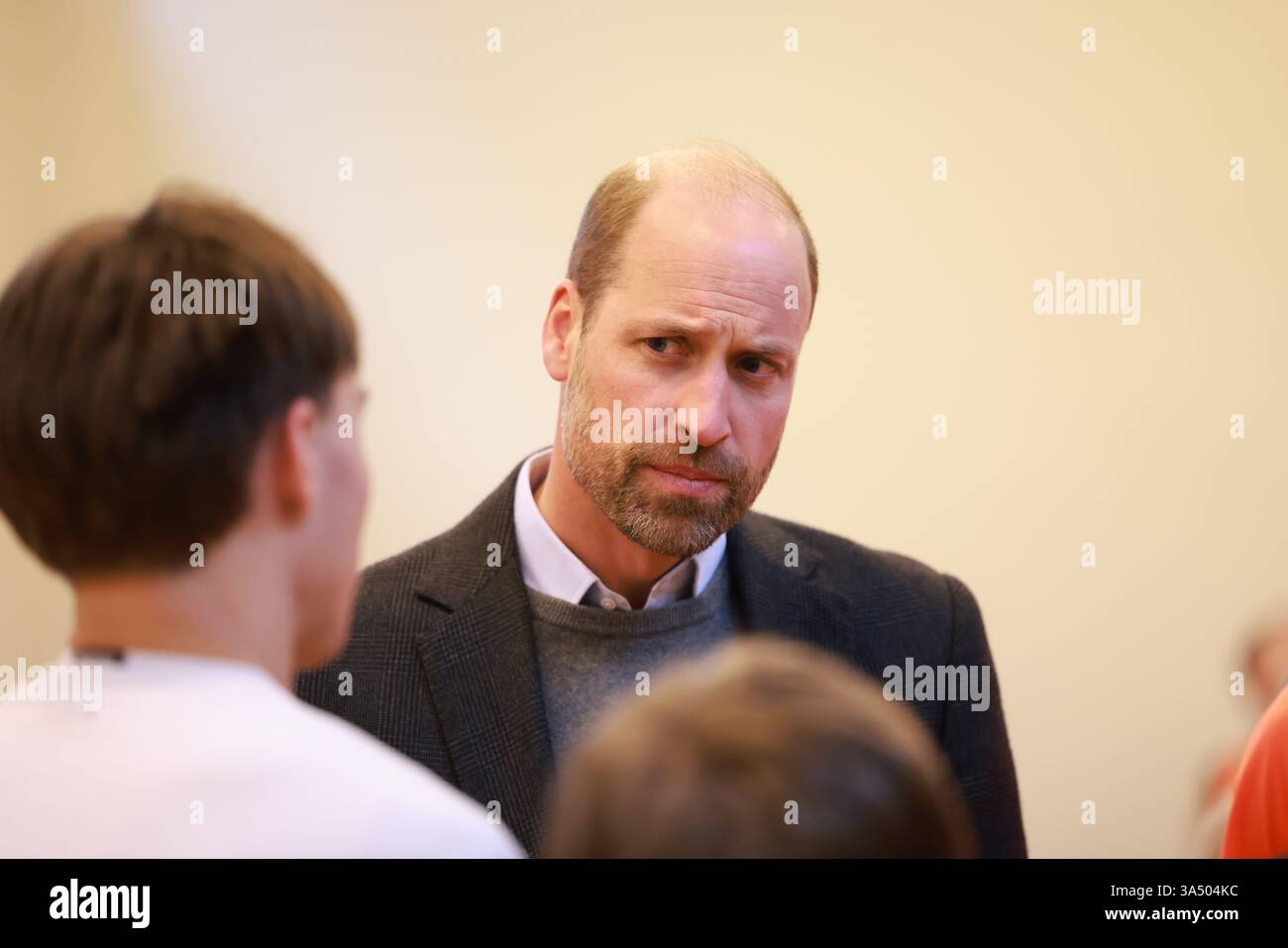 Der Prinz von Wales nimmt an Basketballübungen mit ukrainischen Schülern Teil, während eines Besuchs der Freiheitsschule in Tallinn, die vom Ministerium für Bildung und Forschung Estlands im Mai 2022 gegründet wurde, um auf den Krieg in der Ukraine zu reagieren, am ersten Tag seines Besuchs in Estland. Bilddatum: Donnerstag, 20. März 2025. Stockfoto