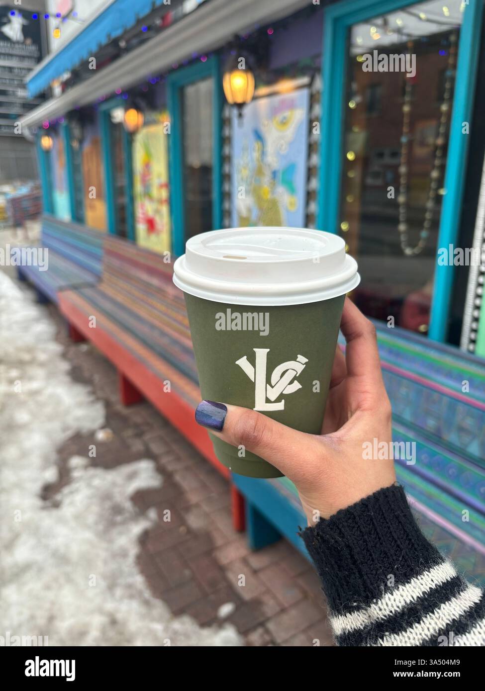 Porträt einer dampfenden Tasse Kaffee – warmer und gemütlicher Morning Brew - Smartphone-aufgenommenes Stockfoto
