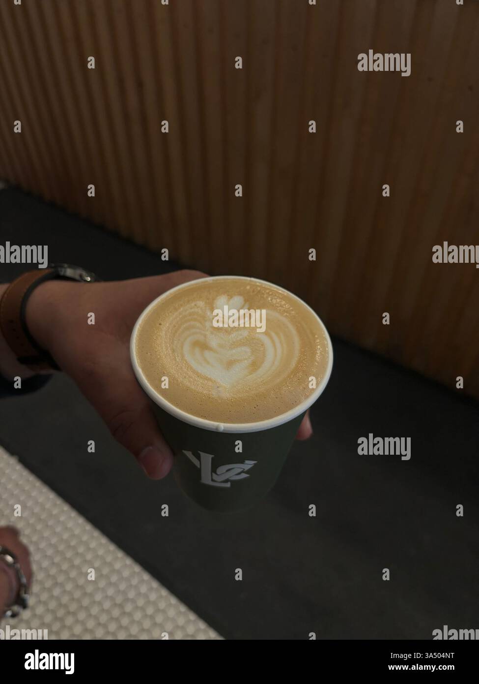 Eine heiße Tasse Kaffee mit dampfenden Aromen – der perfekte Morgengebrüher - Smartphone-aufgenommenes Stockfoto