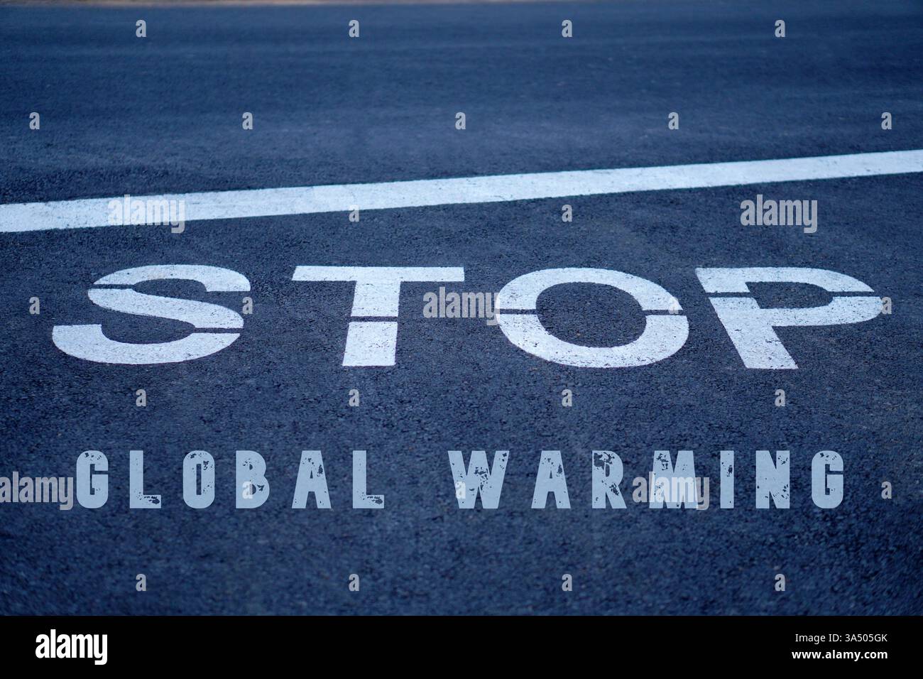 Stopp der globalen Erwärmung Konzept. Straßenschild mit Nachricht auf dem Asphalt. Stockfoto
