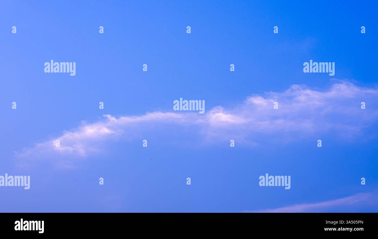 Tagsüber Himmel, Sonnenlicht, heller und schöner Himmel, schöne Wolken am Sommernachmittag, Naturhintergrund, bunte Wolken im Sommer, Sonne trifft den Clou Stockfoto