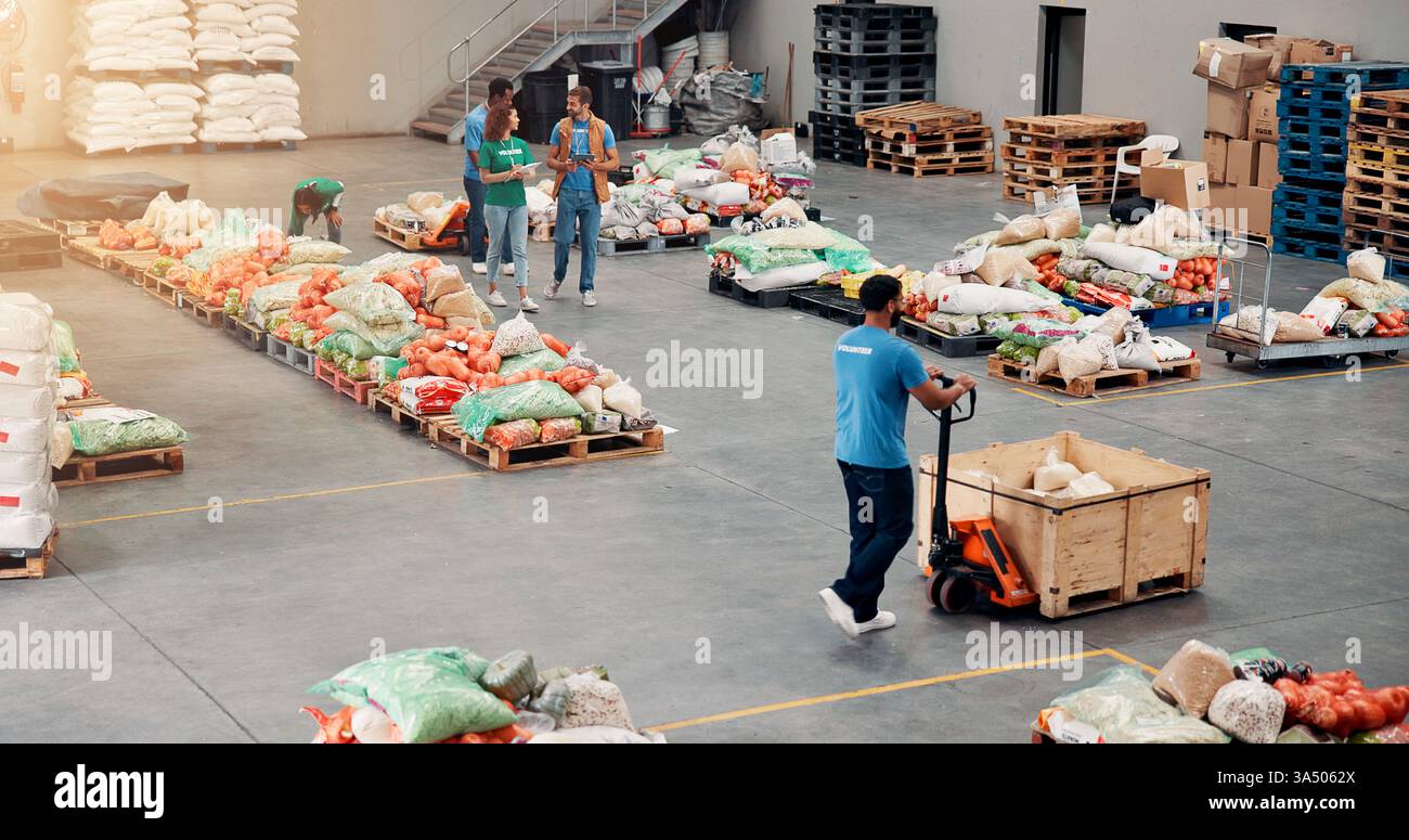 Menschen, Freiwillige und Nahrungsmittelverteilung im Lager, gemeinnützige Hilfsorganisationen und humanitäre Krisen. Personal, Helfer und Maschine mit Lebensmitteln für Kurier Stockfoto