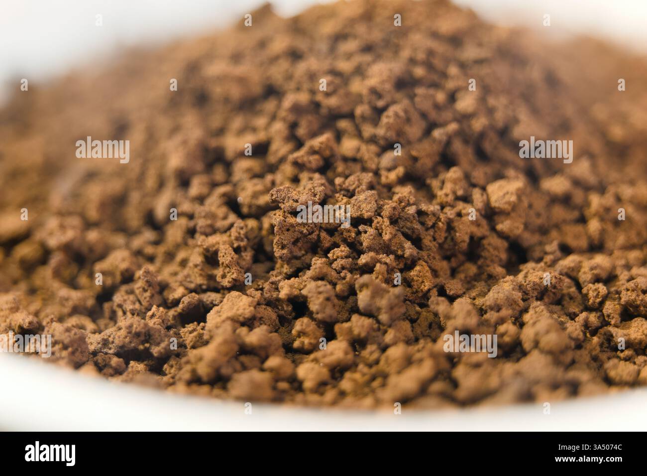 Kaffeesatz aus Granulat in einer Schüssel mit reichhaltiger Konsistenz, bereit für die Zubereitung von köstlichem Kaffee. Stockfoto