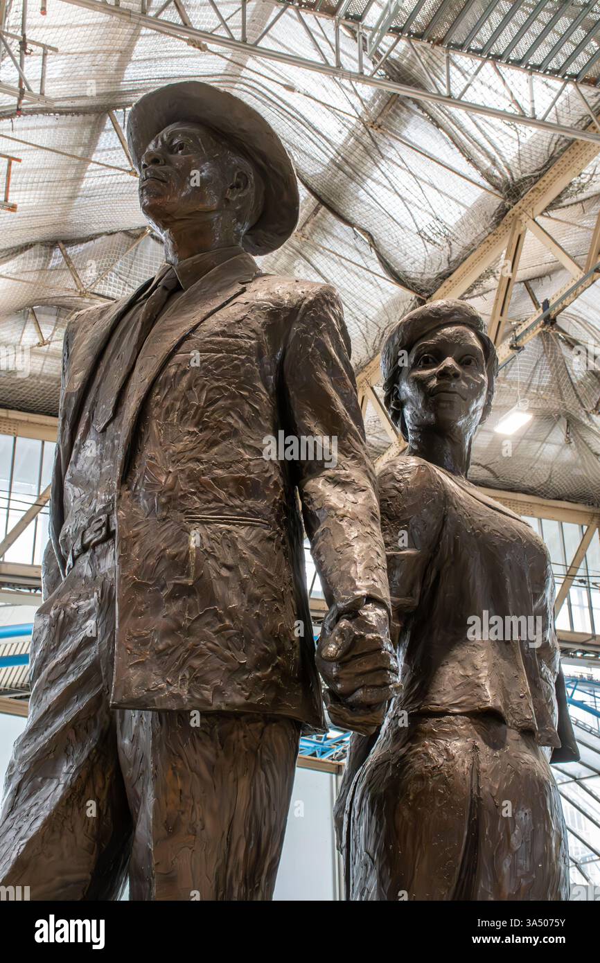 Das National Windrush Monument des Bildhauers Basil Watson am Bahnhof London Waterloo, London, England, Großbritannien Stockfoto