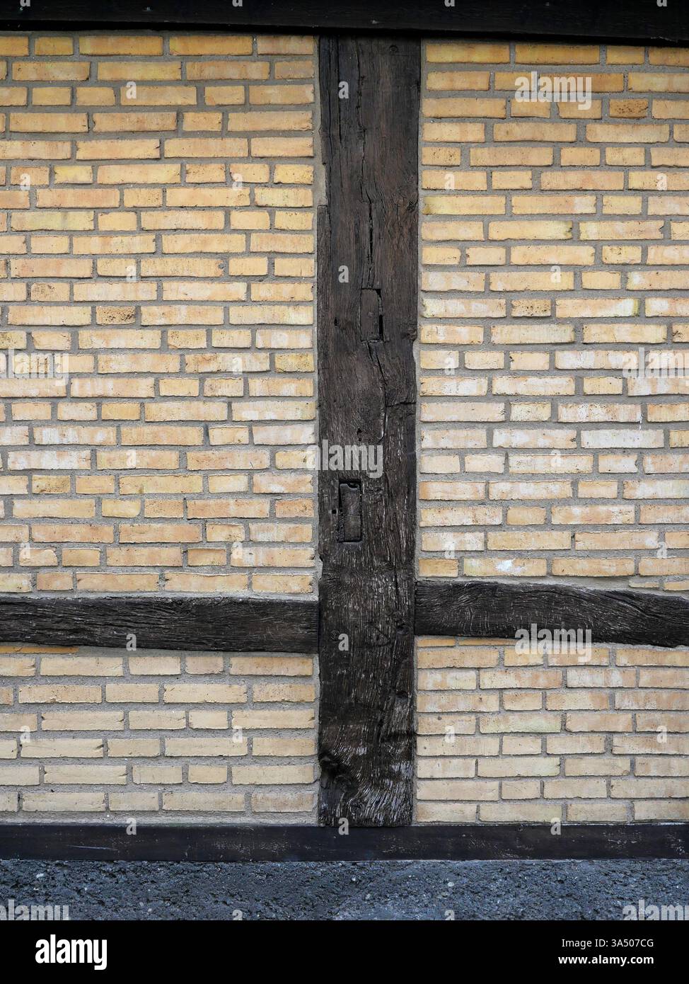 Fachwerkwände mit Mauerwerk sind Teil historischer Baumethoden und zeugen von der Handwerkskunst vergangener Generationen. Text frei. Stockfoto