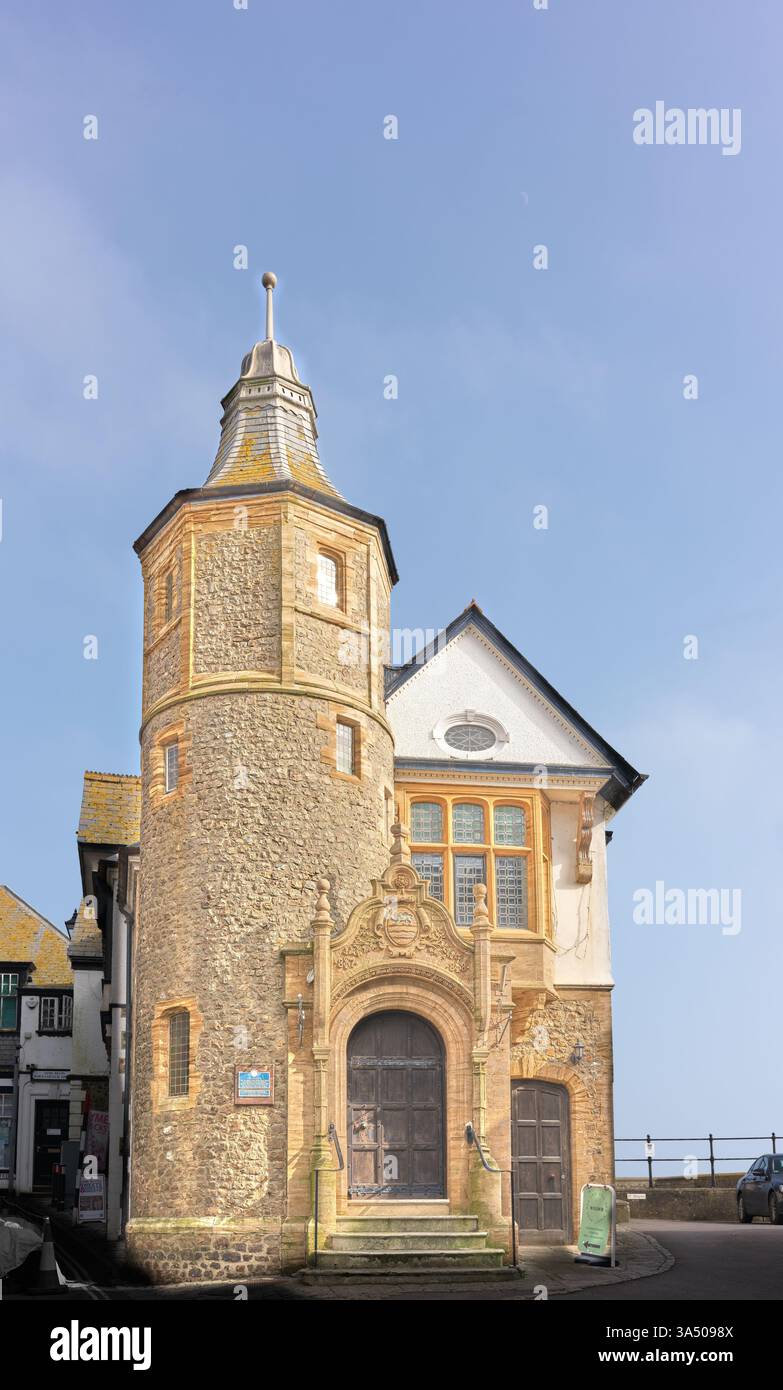 Das Guildhall-Gebäude aus der Regierungszeit von Königin Elisabeth I., Lyme Regis, England. Stockfoto