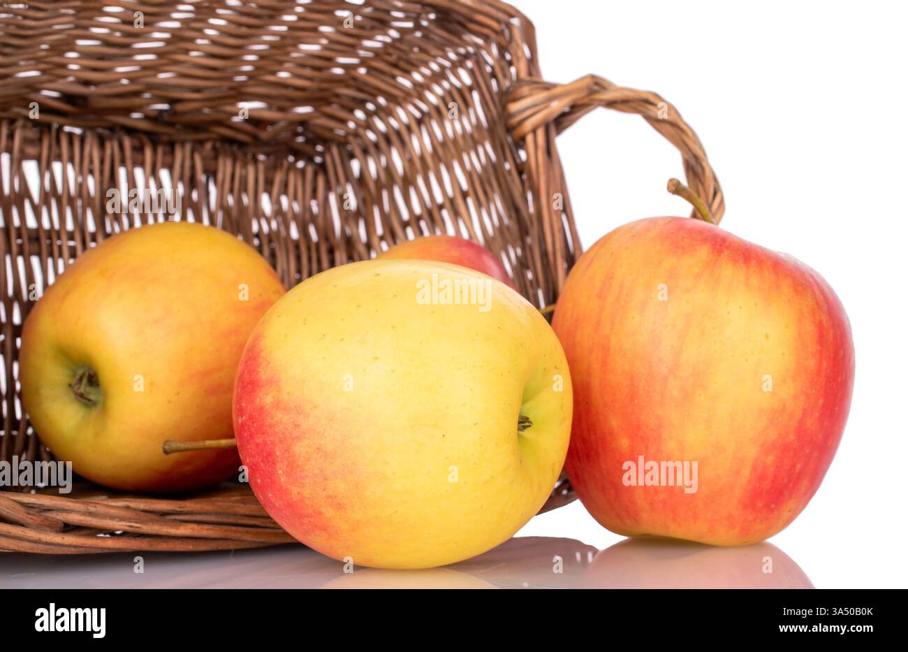 Mehrere saftige Äpfel in einem Korb, Makro, isoliert auf weißem Hintergrund. Stockfoto