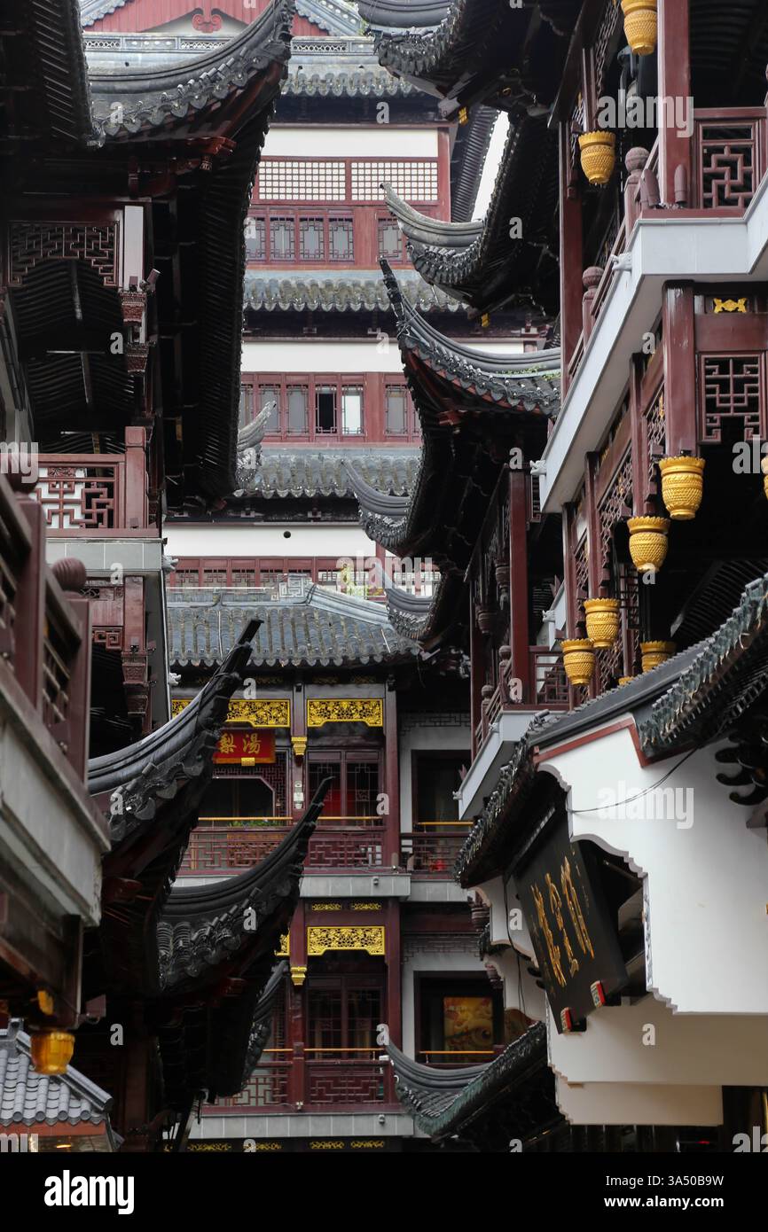 Schmale Dächer der Yuyuan Garden's Street (Shanghai, China) - 10. September 2024 Stockfoto