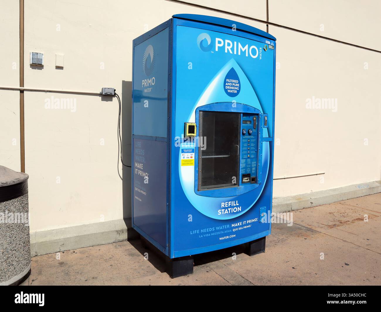 Primo Water Nachfüllstation, Selbstbedienungs-Wasserspender für nachfüllbare Flaschen Stockfoto