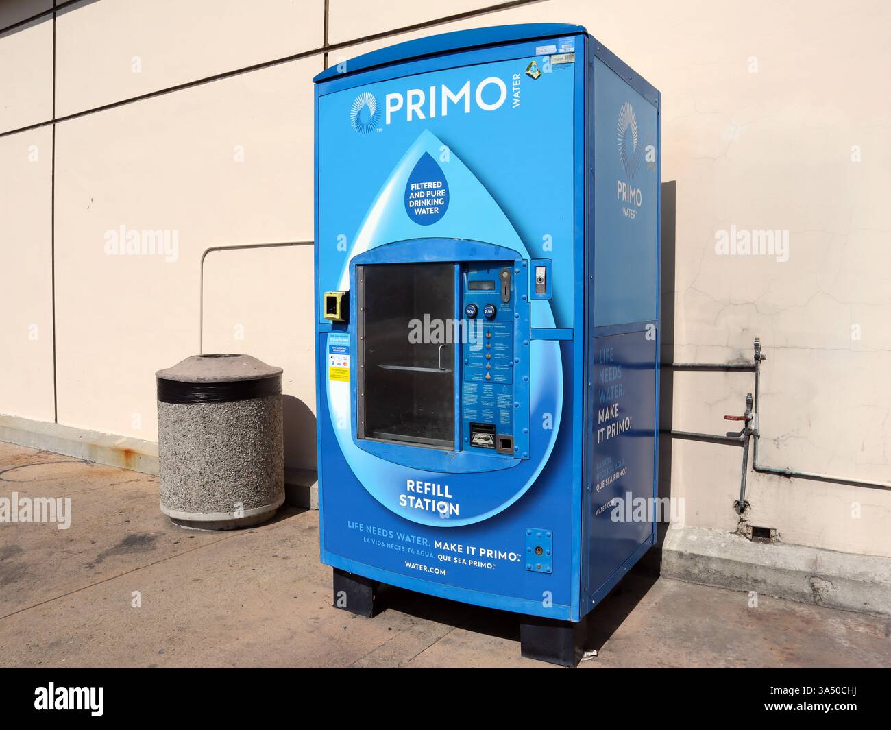 Primo Water Nachfüllstation, Selbstbedienungs-Wasserspender für nachfüllbare Flaschen Stockfoto