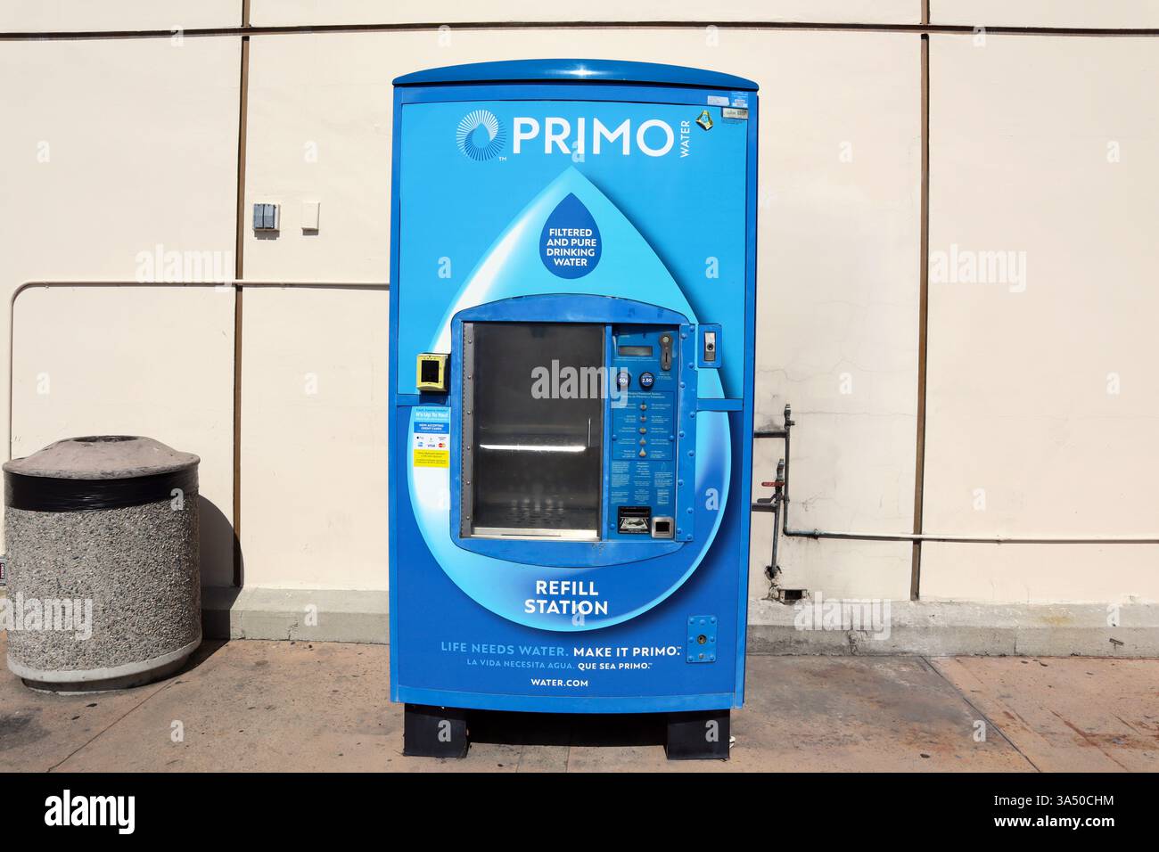 Primo Water Nachfüllstation, Selbstbedienungs-Wasserspender für nachfüllbare Flaschen Stockfoto