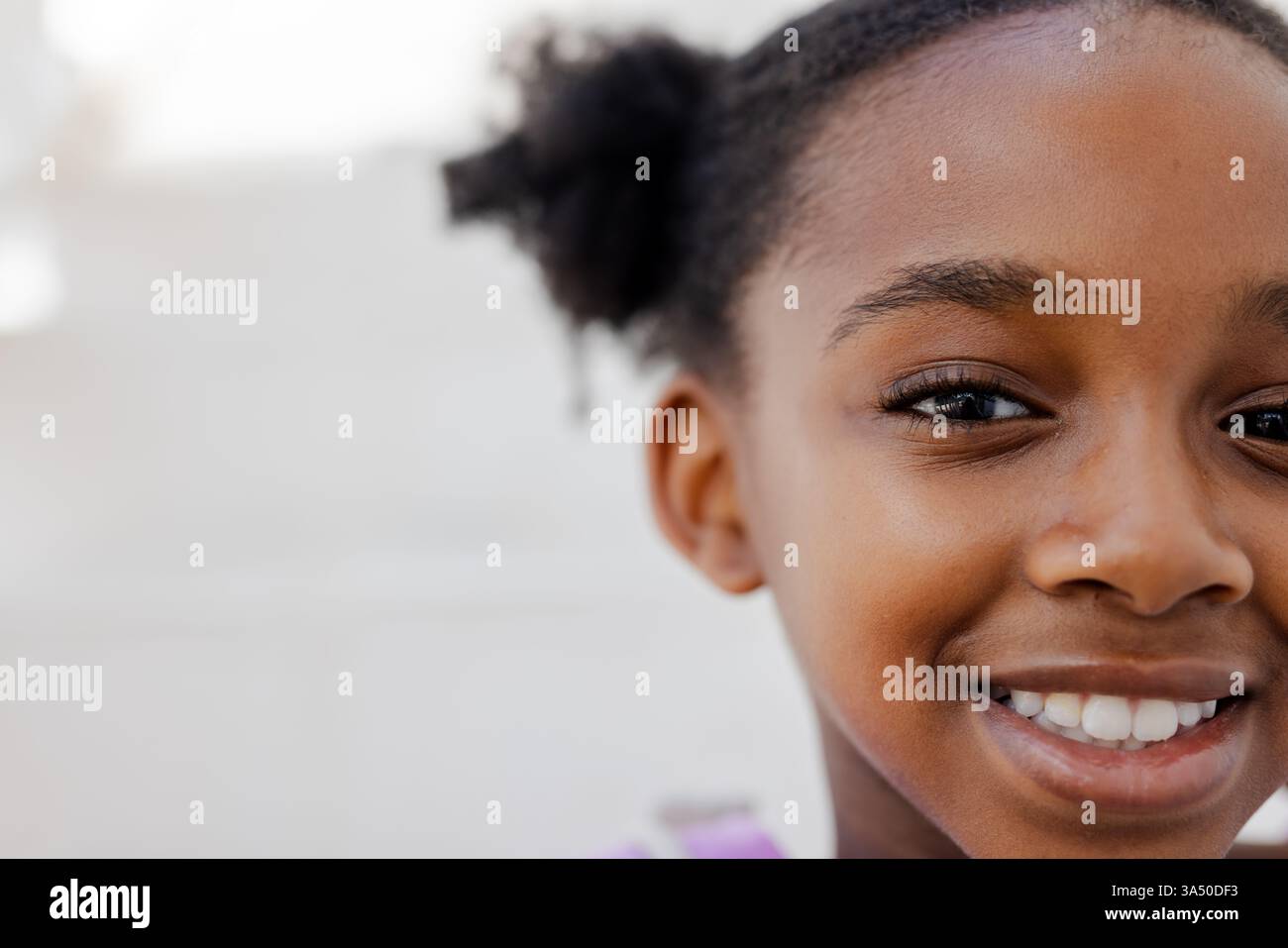 Lächelndes afroamerikanisches Mädchen, das Urlaub genießt, Glück und Freude zeigt, Kopierraum Stockfoto