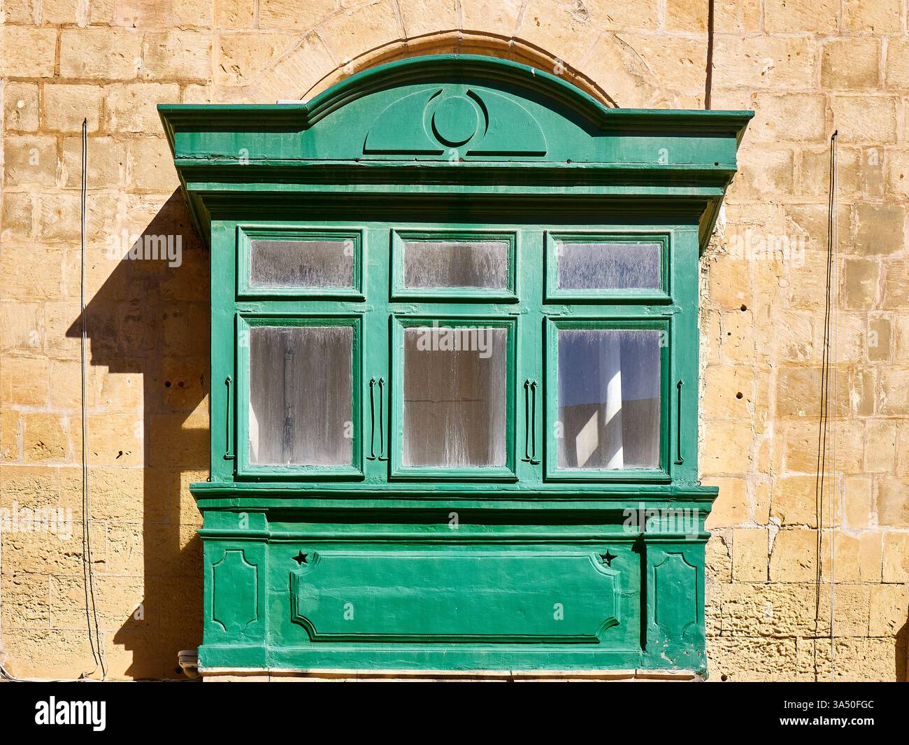 Altes grünes Holzfenster an der Wand eines alten Hauses in Malta Stockfoto