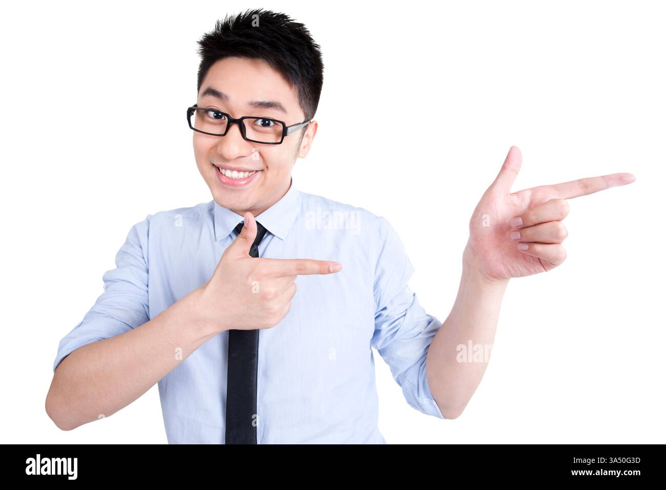 Fröhlicher chinesischer Büroangestellter in einem Atelierporträt. Er trägt ein weißes Hemd und Krawatte und zeigt selbstbewusst vor einem sauberen weißen Hintergrund. Dieses ausdrucksstarke Unternehmensimage eignet sich ideal für geschäftliche Kommunikation, Kommunikation am Arbeitsplatz und professionelle Präsentationen. Stockfoto