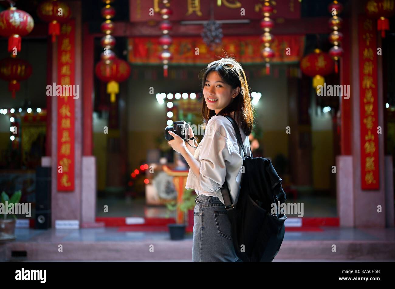 Fröhliche junge asiatische Reisende Besichtigungstour in einem chinesischen Tempel in Chiang Mai, Thailand. Ideal für Reisen, Kultur und Reiseziele. Stockfoto
