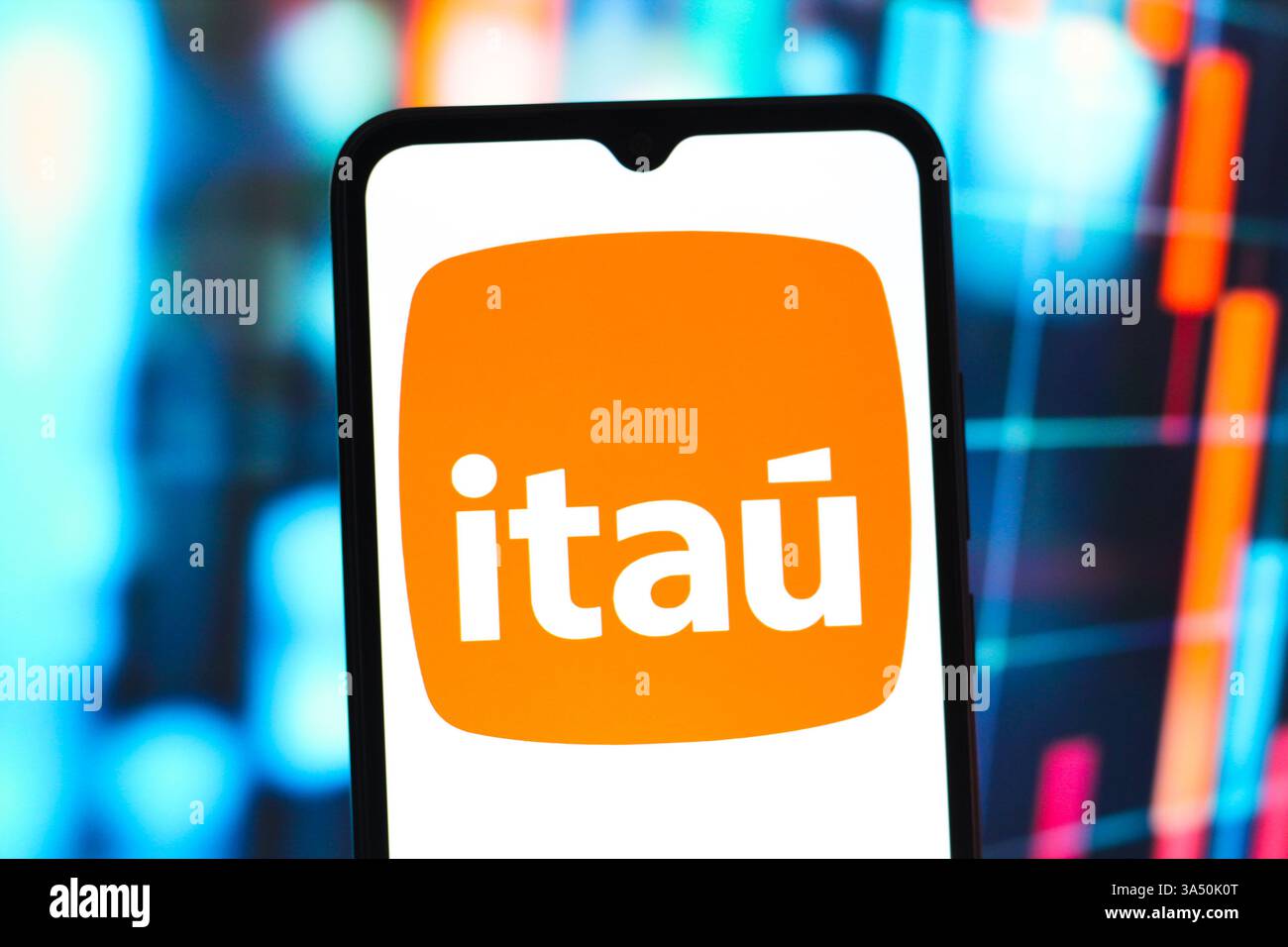 In dieser Abbildung wird das Banco Itaú Logo auf einem Smartphone-Bildschirm angezeigt. Stockfoto