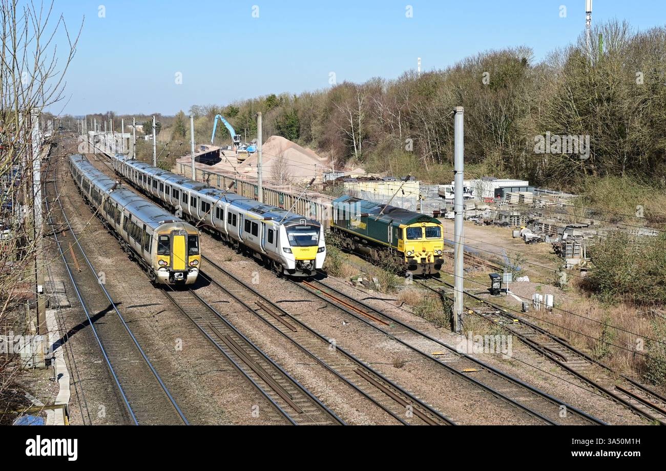 Geschäftige Zeit mit vorbeifahrenden Zügen in Hitchin, Hertfordshire, England, Großbritannien Stockfoto