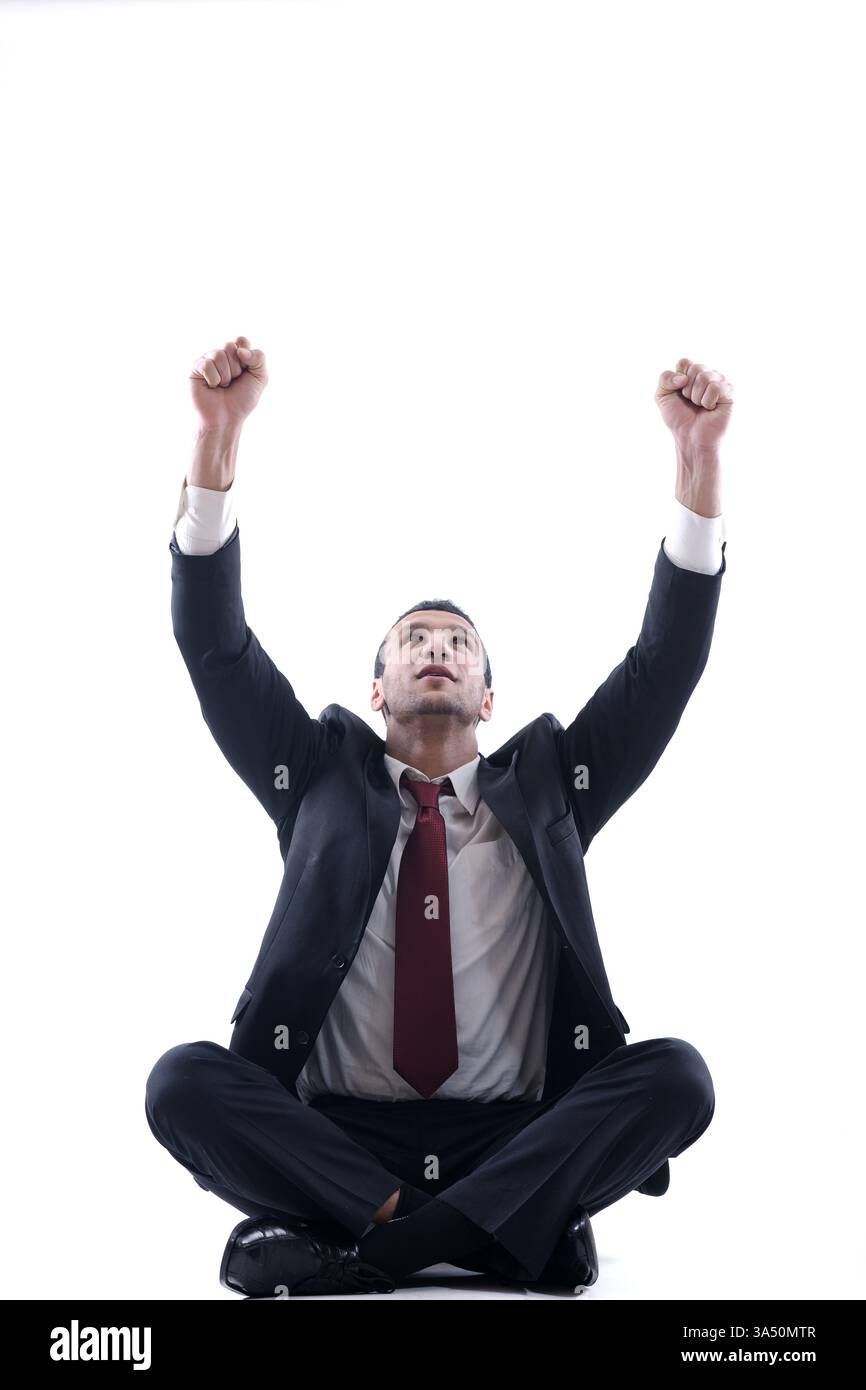 Porträt eines fröhlich lächelnden jungen arabischen Geschäftsmannes, isoliert auf weißem Hintergrund. Dieses Firmenporträt vermittelt Vertrauen und Erfolg und eignet sich für Geschäftspräsentationen und professionelle Profile. Stockfoto