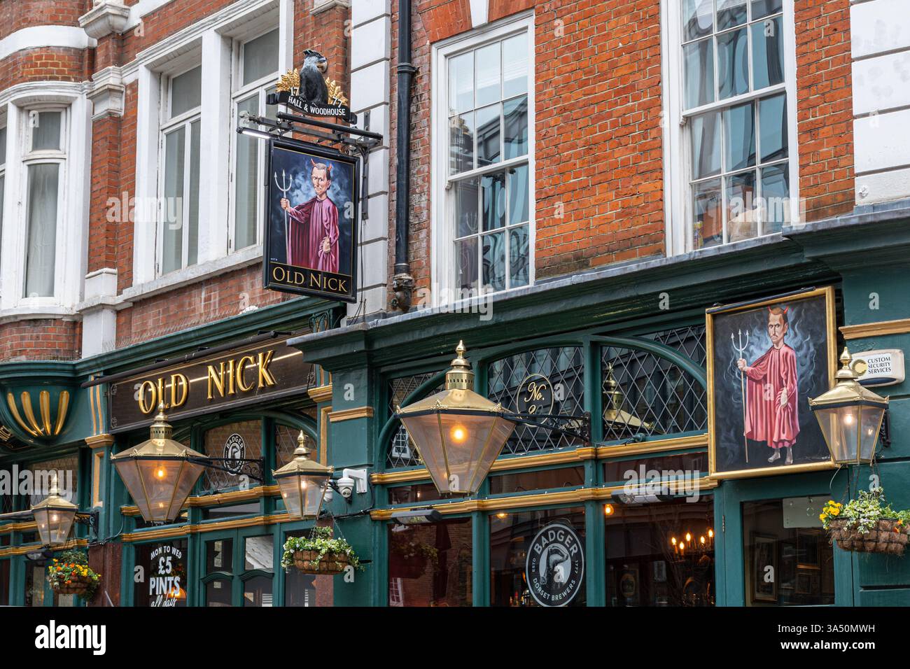 Old Nick, traditioneller Londoner Pub in Holborn, London, England, Großbritannien Stockfoto