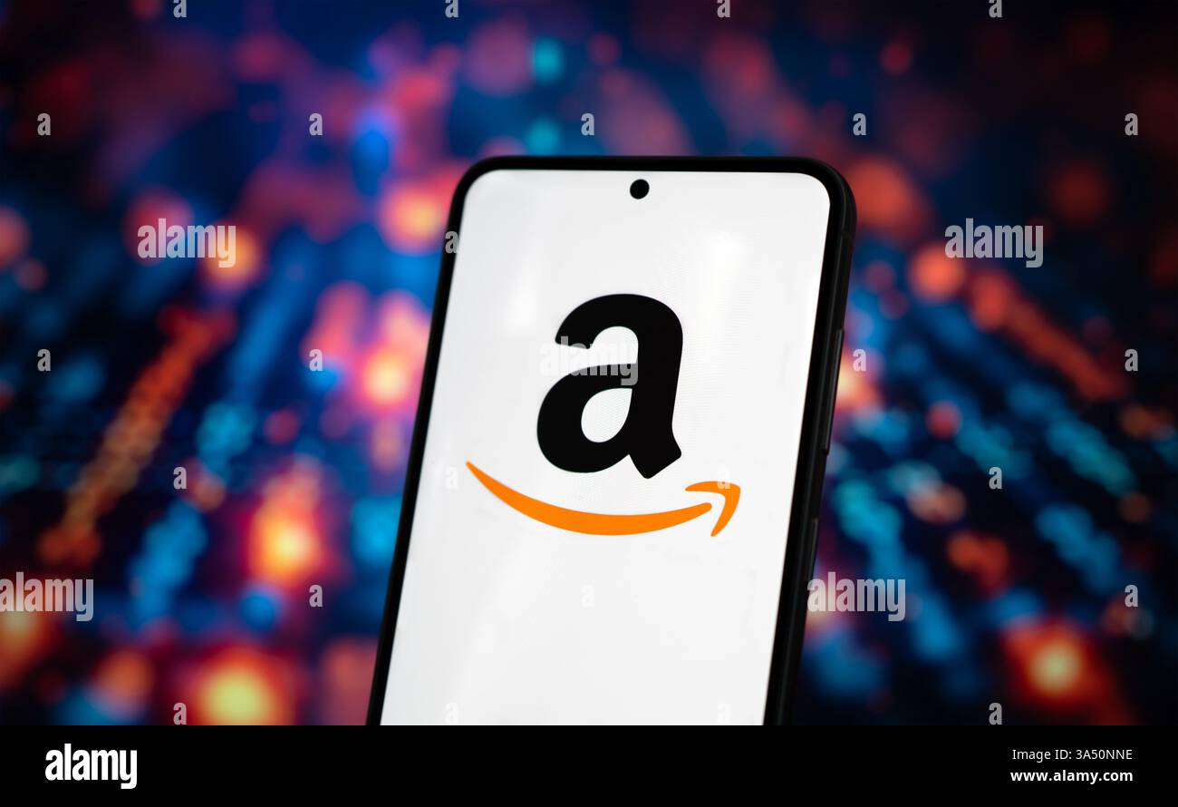 Das Amazon-Firmenlogo wird auf dem Mobilgerät angezeigt Stockfoto