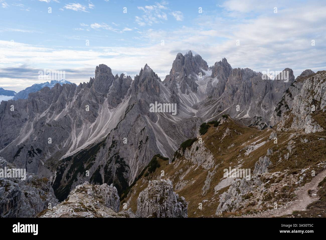 Panoramablick auf die Tre Cime di Lavaredo in den Dolomiten mit hohen Gipfeln unter einem lebendigen Himmel. Eine ikonische alpine Landschaft, ideal für Reisen, Natur und Wanderungen. Geeignet für Tourismus- und Fotosammlungen im Freien. Stockfoto